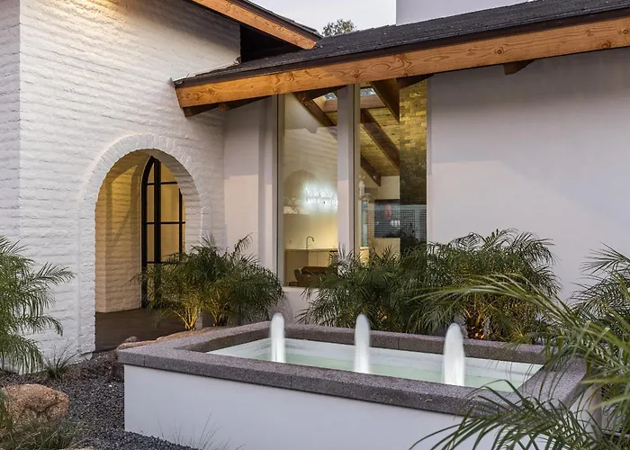 Luxury Micro-resort, Theater, Sauna, Heated Pool Holiday home