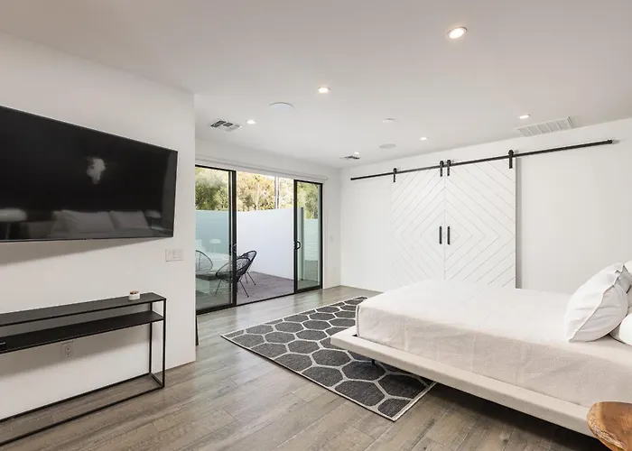 Luxury Micro-resort, Theater, Sauna, Heated Pool Holiday home