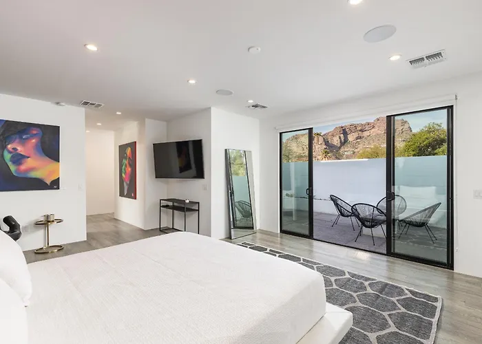 Luxury Micro-resort, Theater, Sauna, Heated Pool Holiday home *
