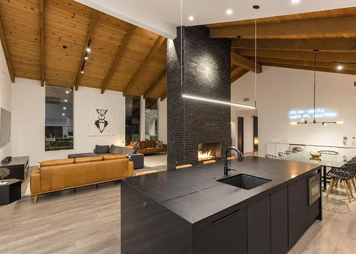 Luxury Micro-resort, Theater, Sauna, Heated Pool Holiday home