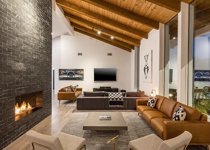 Luxury Micro-resort, Theater, Sauna, Heated Pool Holiday home