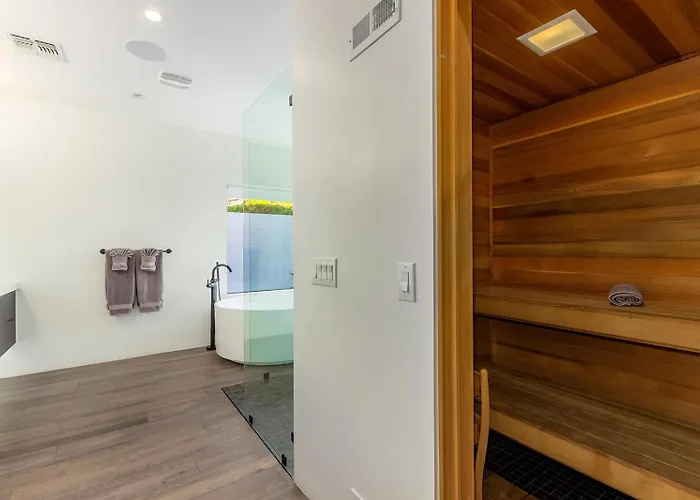 Holiday home Luxury Micro-resort, Theater, Sauna, Heated Pool