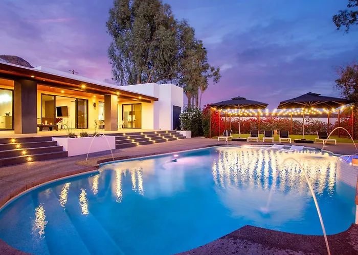 Luxury Micro-resort, Theater, Sauna, Heated Pool Holiday home